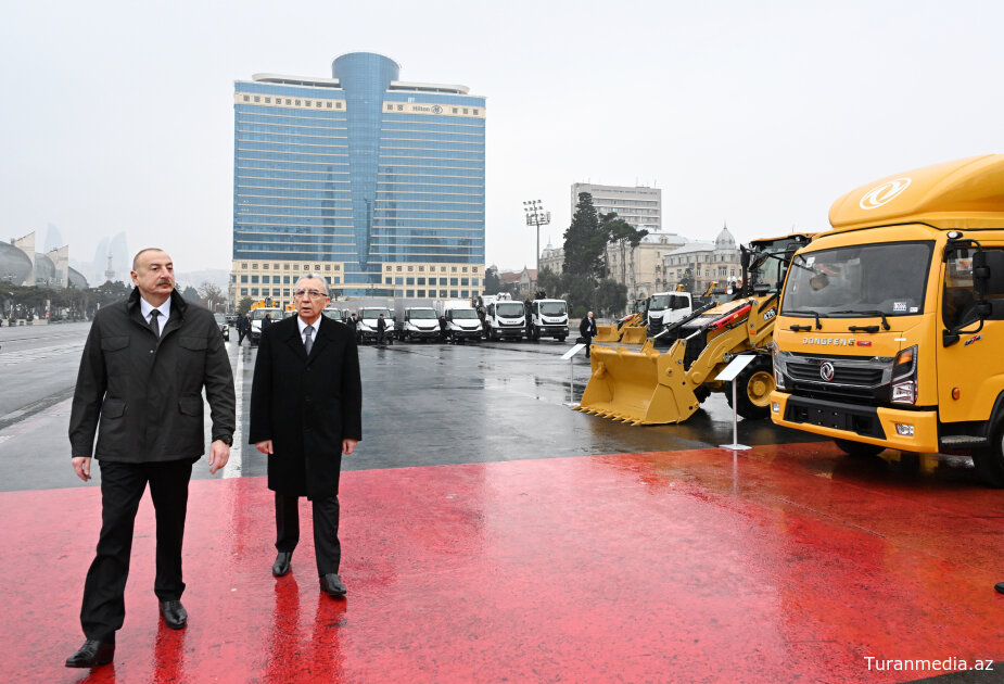 Prezident İlham Əliyev Bakıda kommunal xidmət göstərəcək müxtəlif xüsusi təyinatlı nəqliyyat vasitələri ilə tanış olub