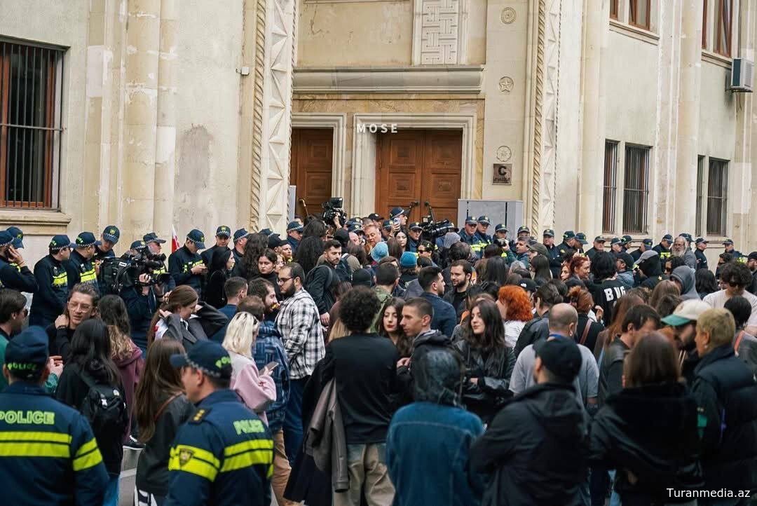 Перед грузинским парламентом в Тбилиси проходит акция протеста