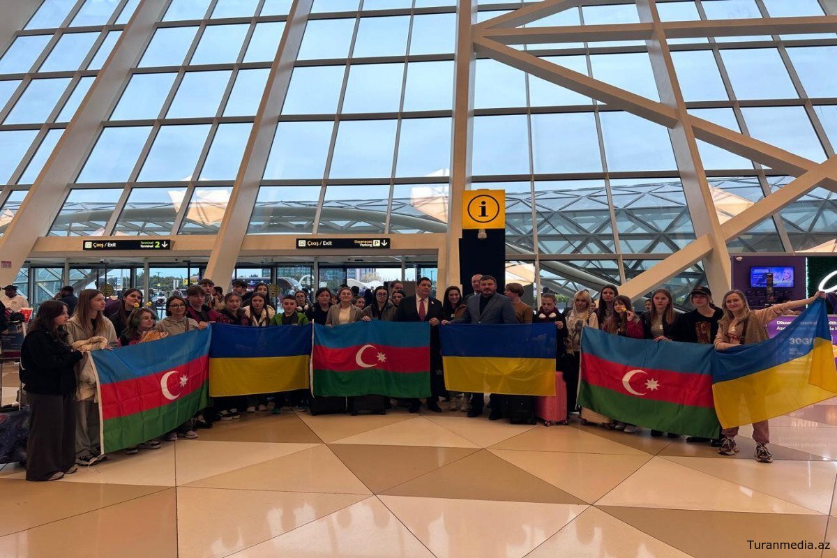 В Азербайджан прибыла еще одна группа детей из Украины