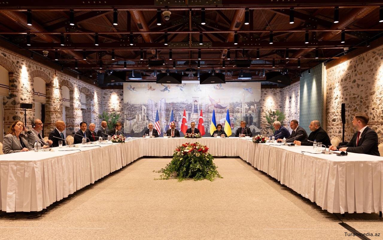 В Стамбуле проходят трехсторонние переговоры делегаций Украины, США и Турции