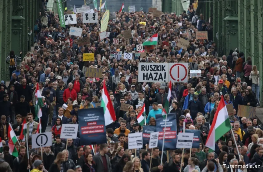 "Венгрия на грани: массовые протесты против закона об 'иностранных агентах'"