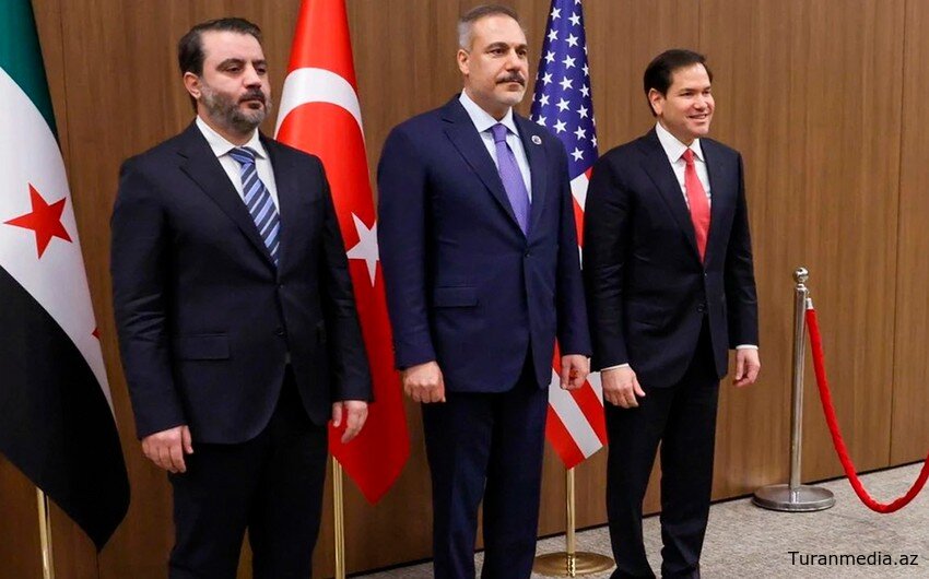 Главы дипломатических ведомств Турции, США и Сирии провели трехстороннюю встречу
