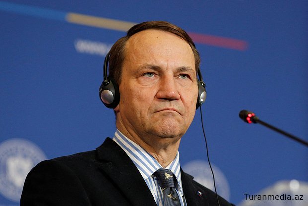 Глава МИД Польши Сикорский обратился к Трампу с фразой «Путин издевается»