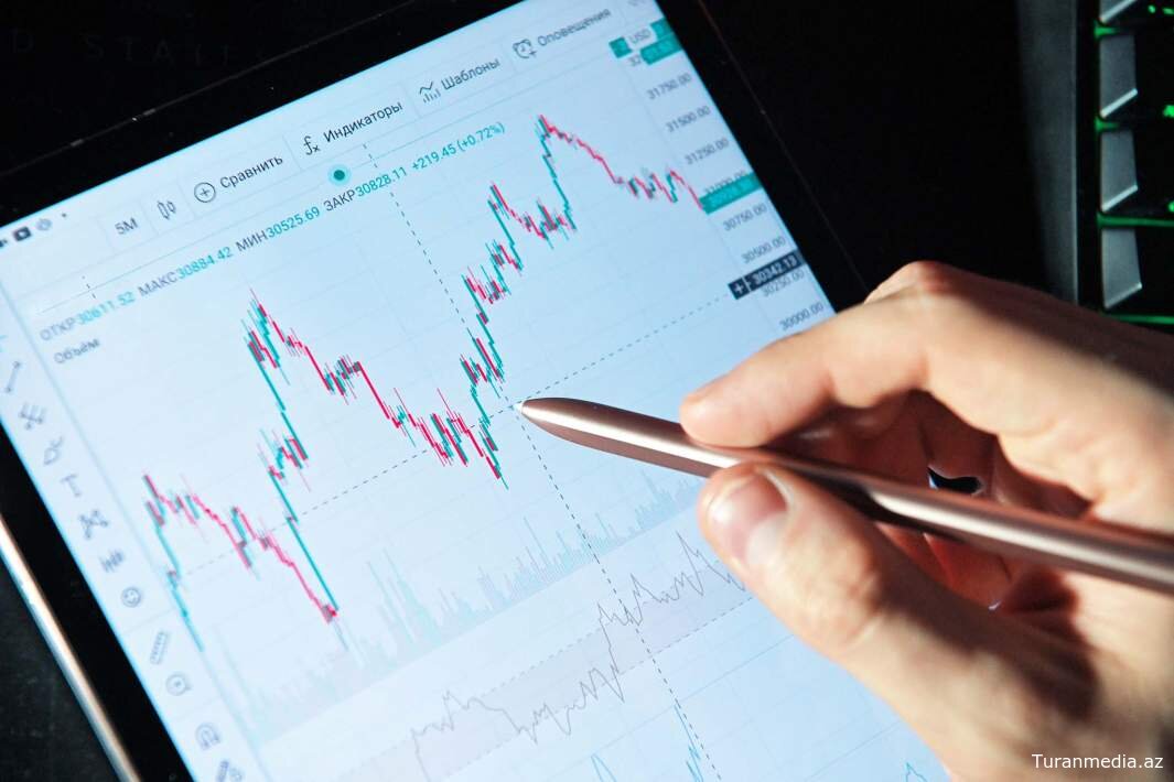 На финансовых рынках — резкий спад: распродажа криптовалют и облигаций обрушила настроения инвесторов, доходность японских бумаг достигла 17-летнего максимума